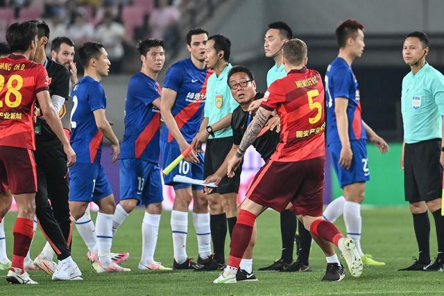 中国国足抵达重庆展开热身赛 17岁小天才或成最年轻出场球员